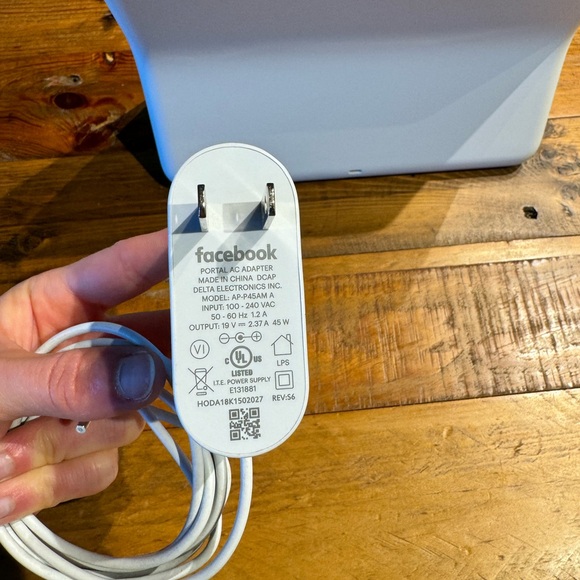 Facebook Portal 10.1" Display 1st Gen Smart Hands-Free Video Call Alexa Zoom - Picture 5 of 6